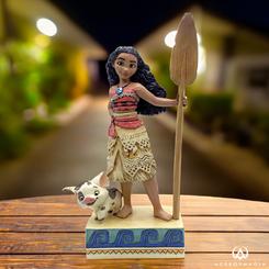 Déjate llevar por la magia de la aventura con esta preciosa figura de Moana inspirada en el clásico de Walt Disney "Moana" de 2016. El talentoso artista Jim Shore ha creado una obra maestra titulada "Find Your Own Way" 