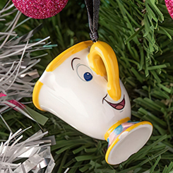 Divertido adorno de Navidad de Chip  basado en la pelicula La Bella y la Bestia. Pon un toque Disney a tu árbol de Navidad con este preciosos adorno que ha sido moldeado y pintado para parecerse al carismático Chip.