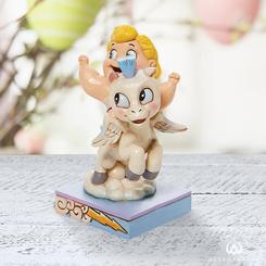 Figura del bebé Hércules y Pegaso. Para celebrar el 25 aniversario del Hércules de Walt Disney, Jim Shore presenta esta encantadora figura del bebé Hécykes y Pegaso volando sobre las nubes.