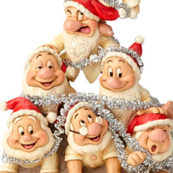 Figura de Los Siete Enanitos haciendo una pirámide de Navidad titulada White Woodland Seven Dwarfs, el artista Jim Shore ha elaborado esta figura de Navidad con unas medidas aproximadas 21 x 12 x 8 cm.,