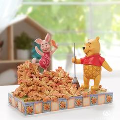 Disfruta de la dulzura del otoño con esta encantadora figura de los personajes clásicos de *Winnie the Pooh*. Inspirada en los entrañables momentos de la serie de Disney y diseñada por el renombrado artista Jim Shore