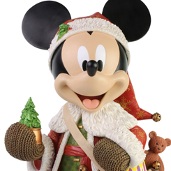 Preciosa figura de Mickey Mouse como Santa Esta preciosa figura está realizada en resina y tiene unas dimensiones aproximadas de 46 x 18 x 25 cm. 