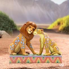 Figura de Simba y Nala “Snuggling” del Clásico de El Rey León (The Lion King), Jim Shore ha elaborado esta figura con unas dimensiones aproximadas de 13 x 9 x 16 cm., en donde se ha mezclado la magia