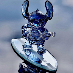 Figura oficial de Stitch surfeando basado en el clásico de Disney Lilo y Stitch. Esta preciosa figura está realizada en vidrio transparente y azul con unas dimensiones aproximadas de 10 x 6 cm.