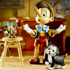 Figura Disney Ultimates Action Pinocchio con una altura aproximada de 18 cm. Pinocho, el títere al que le apasionan los cuentos y una curiosidad por la vida, inspiró nuestro deseo de aventura y pertenencia.
