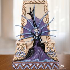 Preciosa figura de la diva Yzma basado en el clásico 'El Emperador y sus locuras' de Walt Disney. Con esta figura con unas medidas aproximadas de 23 x 15 x 9 cm., 