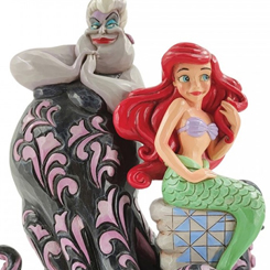 Espectacular figura de Ariel y la malvada Ursula basada en el clásico de Walt Disney “La Sirenita” de 1989, el artista Jim Shore ha creado esta preciosa figura de Ursula y Arie