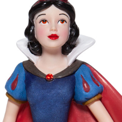 Deslumbrante figura de Blancanieves Couture de Force basada en la película de Disney Blancanieves y los siete enanitos. Esta preciosa figura está realizada en resina y tiene unas dimensiones aproximadas de 20 x 12 x 10 cm.  