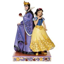 Espectacular figura de Blancanieves y la Reina Malvada basado en el clásico 'Blancanieves y los siete enanitos' de Walt Disney. Con esta figura con una altura aproximada de 21 cm., 