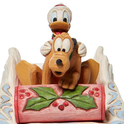 Preciosa figura de Donald y Pluto disfrutando del trineo, el artista Jim Shore ha elaborado esta figura de Navidad con unos 11,50 cm., de altura en donde se ha mezclado la magia de las figuras de Walt Disney 