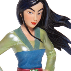 Deslumbrante figura de Mulan basada en la película de Disney Mulan. Esta preciosa figura está realizada en resina y tiene unas dimensiones aproximadas de 25 x 10 x 8,5 cm.  