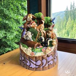 Admira la deslumbrante figura de Bambi en celebración del 80 aniversario de este clásico de Disney. Esta obra maestra tallada por Jim Shore, con sus característicos patrones y detalles