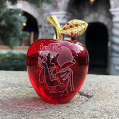 Réplica oficial de la manzana envenenada basada en la película de Blancanieves y los siete enanitos de Disney. Esta preciosa obra de arte está realizada en vidrio rojo con una hoja dorada con piedras brillantes