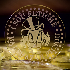 Réplica de la moneda de Scrooge McDuck (conocido como Tío Gilito en España). Esta moneda oficial está realizada en vidrio transparente con unas dimensiones aproximadas de 0.5 x 4 cm. 