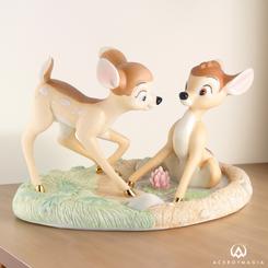 Recrea la magia atemporal de Disney con una figura en porcelana china y pintada a mano que captura un momento encantador: Bambi y Faline jugando en el bosque. Este espléndido clásico, terminado en oro de 24 quilates