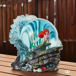 Preciosa bola de agua de Ariel de la línea Showcase Disney Collection basada en el clásico La Sirenita de (1989). En esta impresionante figura se ha puesto un cuidado especial en la recreación de los detalles de vestidos