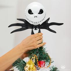 La esencia de Nightmare Before Christmas cobra vida con este encantador adorno para árbol de Jack Skellington. Con una altura aproximada de 21,5 cm y confeccionado en resina y plástico