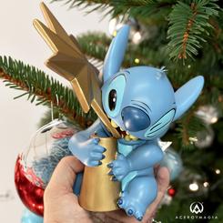 Ninguna decoración navideña está a salvo mientras Stitch esté presente. Sobredimensionado por las luces, los sonidos y los olores de la Navidad, Stitch hace su parte para perfeccionar