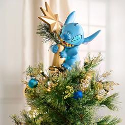 Ninguna decoración navideña está a salvo mientras Stitch esté presente. Sobredimensionado por las luces, los sonidos y los olores de la Navidad, Stitch hace su parte para perfeccionar