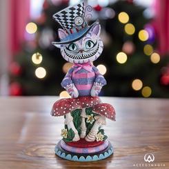 ¡Déjate envolver por la magia de las fiestas con la figura única del Cheshire inspirado en Alicia en el País de las Maravillas! Esta vez, el inconfundible personaje se transforma en un encantador cascanueces de Navidad