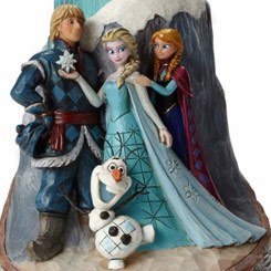 Preciosa figura con Elsa, Anna, Olaf y Kristoff basado en el clásico 'Frozen: El reino de hielo' de Walt Disney. Con esta figura de cerca de 23 cm., de altura.