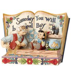 Figura del cuento de Pinocchio basada en el clásico de Walt Disney “Pinocchio”, con unas dimensiones aproximadas de 15 x 10 x 22cm..