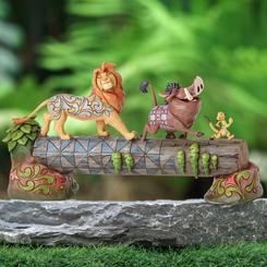 Divertida figura de Simba, Timón y Pumbaa del Clásico de El Rey León (The Lion King), Jim Shore ha elaborado esta figura con unas dimensiones aproximadas de 15 x 10 x 38 cm.,