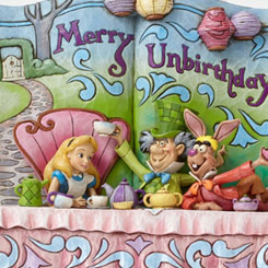 Figura del cuento de Alicia basada en el clásico de Walt Disney “Alicia en el País de las Maravillas”, con aproximadamente 15 cm., de altura. Para realizar esta figura se ha mezclado la magia de las figuras de Walt Disney con el arte Heartwood Creek.