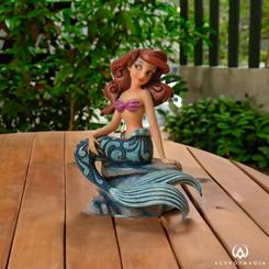 ¡Sumérgete en la magia del océano con la encantadora figura de Ariel de "La Sirenita" de Walt Disney! Esta dulce representación del clásico de 1989, con una altura de aproximadamente 11 cm
