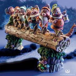 Entrañable figura de Los 7 Enanitos de la película “Blancanieves y los 7 Enanitos” realizada por el artista Jim Shore titulada “Vuelta al Hogar”.