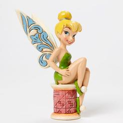 Preciosa figura de Campanilla sentada sobre un dedal con una altura aproximada de 9,5 cm., disfruta del hada más famosa de la factoría Disney. 