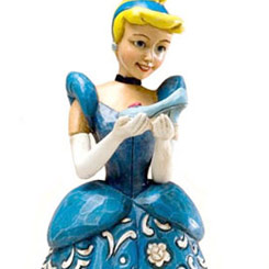 Cenicienta” realizada por el artista Jim Shore, figura realizada en poliresina con acabados en madera tallada y efecto de patrones swirly.