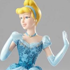 Espectacular figura de Cenicienta de la línea Showcase de Walt Disney basada en el clásico de 1950 La Cenicienta. En esta impresionante figura de la Cenicienta se ha puesto un cuidado especial en la recreación de los detalles de vestidos.