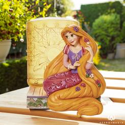 Figura farolillo de Rapunzel basado en el clásico de Disney. Esta línea Disney Traditions de Jim Shore presenta a las icónicas princesas de Walt Disney con sus famosos accesorios