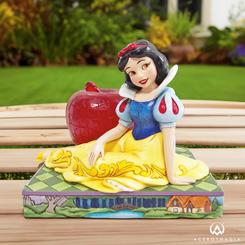 Figura manzana de Blancanieves basada en el clásico de Disney. Esta línea Disney Traditions de Jim Shore presenta a las icónicas princesas de Walt Disney con sus famosos accesorios 