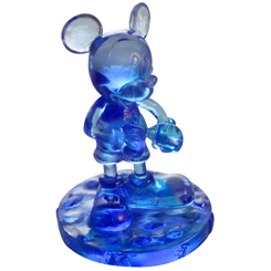 Espectacular figura de Mickey Mouse basado en el popular personaje de la factoría Disney. Esta preciosa obra de arte está realizada en vidrio transparente con un tinte de color azul