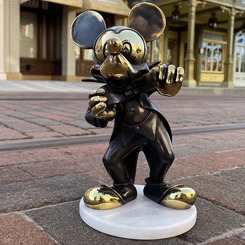 Preciosa figura oficial de Mickey Mouse el ratón más famoso de la factoría Disney esta preciosa figura ha sido creada por el escultor italiano A. Gianelli, esta obra de arte se ha realizado en alabastro