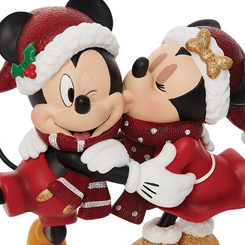¿Quién trae más alegría a las fiestas que el adorable Mickey Mouse y la dulce Minnie Mouse? Decorada para las fiestas con detalles de purpurina, esta figura festiva será el escaparate de su exhibición festiva.