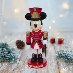 Esta figura de Mickey Mouse, inspirada en el icónico personaje de Walt Disney, captura toda la magia navideña con un diseño lleno de encanto. Mickey aparece transformado en un elegante cascanueces