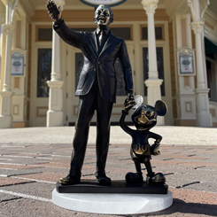 Espectacular figura oficial de Mickey y Walt Disney dándote la bienvenida al parque
Walt Disney Studios París, esta preciosa figura ha sido creada por el escultor italiano A. Gianelli
