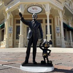 La magia de Disney cobra vida con esta espectacular figura oficial de Mickey Mouse y Walt Disney, recreando la icónica bienvenida al parque Walt Disney Studios París. Creada por el talentoso escultor italiano A. Gianelli