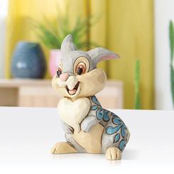 Figura Mini Tambor (Thumper) titulada Spring Has Sprung basada en el clásico de Disney Bambi, el artista Jim Shore ha elaborado esta figura con unos 8 cm., de altura en donde se ha mezclado la magia de las figuras de Walt Disney