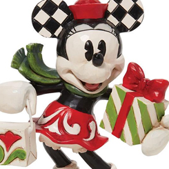 Figura Minnie Mouse con regalos de Navidad. Disney vuelve a casa para las fiestas con esta figura festiva de Jim Shore. Minnie Mouse es un ícono de moda y amistad este año mientras completa sus compras navideñas. 