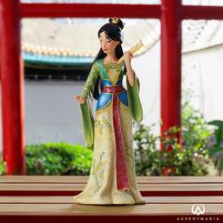 Deslumbrante figura de Mulan basada en la película de Disney Mulan. Esta preciosa figura está realizada en resina y tiene una altura aproximada de 20,5 cm.  La colección Disney Showcase