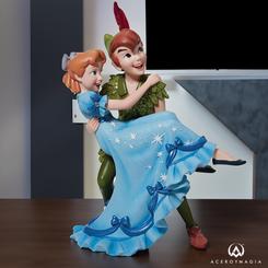 Preciosa figura de Peter Pan y Wendy basada en el clásico de Disney. En esta impresionante figura Showcase se ha puesto un cuidado especial en la recreación de los detalles de vestidos, 
