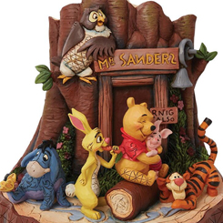 Tierna figura de los personajes Clásicos de Winnie the Pooh subidos a un árbol en busca de miel basada en los personajes de Winnie the Pooh de Disney y diseñada por el artista Jim Shore