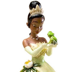 Figura de la Princesa Tiana del clásico Disney “Tiana y el Sapo” realizada por el artista Jim Shore, figura realizada en poliresina con acabados en madera tallada y efecto de patrones swirly.