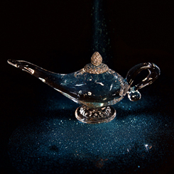 Réplica oficial de la lámpara de Aladdin. Esta preciosa lámpara está realizada en vidrio, metal y cristales. La lámpara tiene unas dimensiones aproximadas de 10 x 5 cm. 