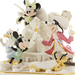 Figura en porcelana de Mickey y amigos en NuncaJamás, edición limitada a 1500 unidades. Incluye certificado de autenticidad. 
