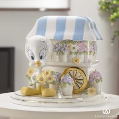 ¡Celebra la primavera con el encanto y la elegancia de este precioso joyero en forma de un hermoso puesto de flores, acompañado de una delicada melodía interpretada por Tweety